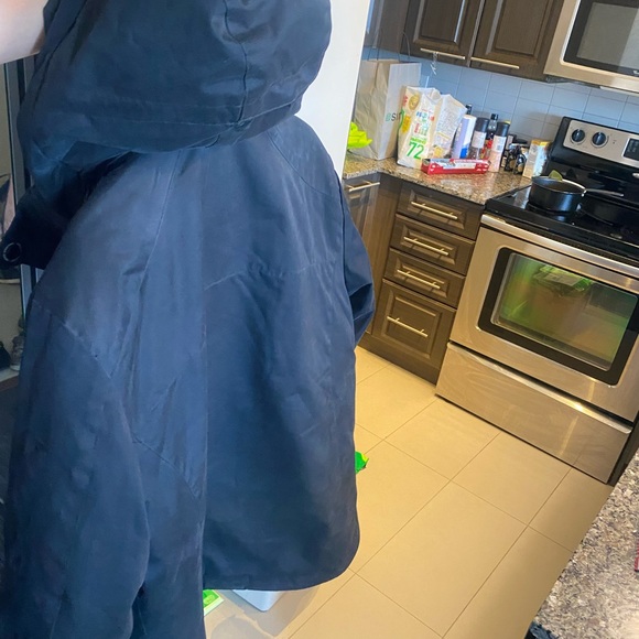 Warm winter jacket with only 3 months of used - Picture 3 of 3